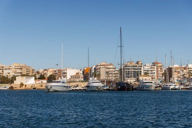 Yatlar Torrevieja 'nın rıhtımında duruyor.