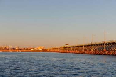 Gün batımında Torrevieja limanının suları.