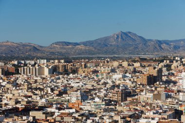 Alicante şehri, dağların arka planına karşı.
