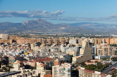 Alicante 'nin modern gelişimi ve arka plandaki dağlar.