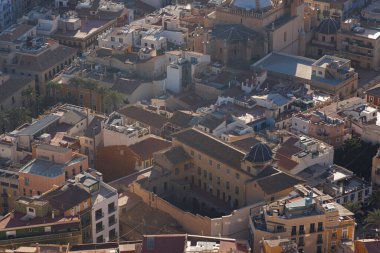 Gün batımında Alicante şehir merkezinin çatılarına bak..