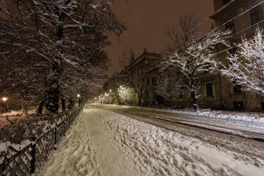 Krakow şehrinde kış geceleri yol bomboş..