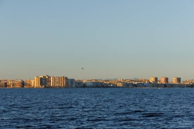 Gün batımında Torrevieja 'nın deniz manzarası.