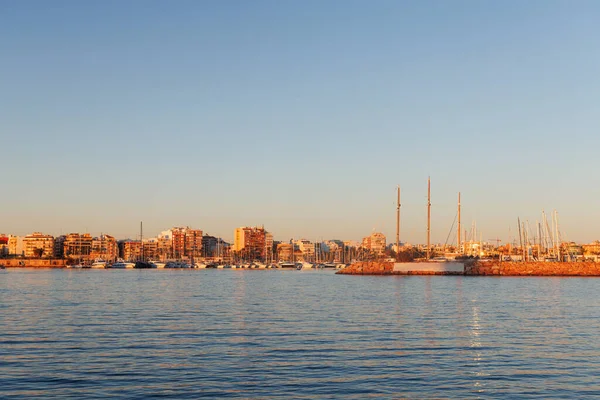 Gün batımında liman girişinde..