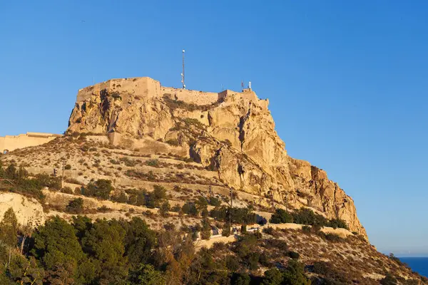 Ünlü Santa Barbara Şatosu ile Dağ.