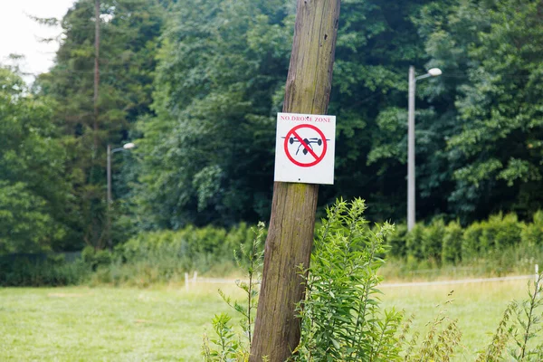 Ormandaki bir direkte İHA bölgesi işareti yok..