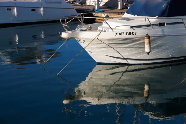 Suyun üzerinde yansıması olan bir teknenin pruvası..