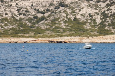 Balıkçı teknesi ve kıyıya yakın sualtı dalgıcı..