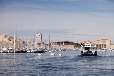 Marsilya limanında bir gemi hareket ediyor..