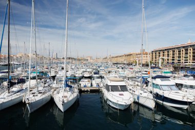 Marsilya limanında bir sürü özel tekne var..