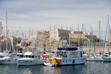 Turist tekneleri Marsilya limanına yanaştı, kalenin manzarası....
