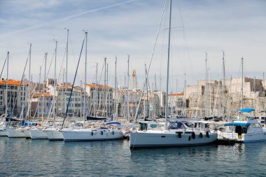 Marsilya 'da park etmiş bir sürü yelkenli..
