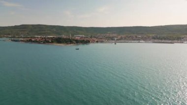 Izola kasabasında deniz üzerinden uçarken, kamera denizden şehre yükselir..
