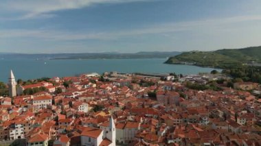 Slovenya 'nın çatıları üzerinde yoğunlaşan Izola üzerindeki İHA uçuşu.