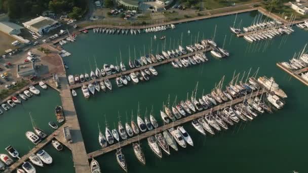 Drohnenabsturz Yachthafen Der Stadt Izola Über Den Segelbooten Mit Fokus — Stockvideo