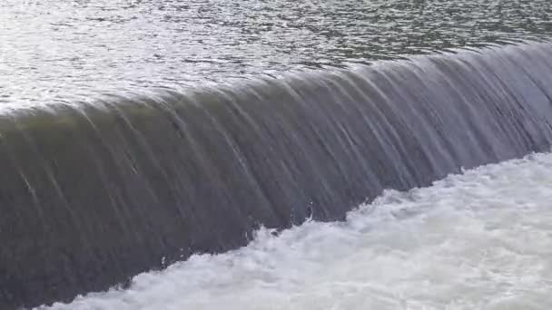 Τεχνητή Weir Ένα Μικρό Ποτάμι Αργή Κίνηση — Αρχείο Βίντεο