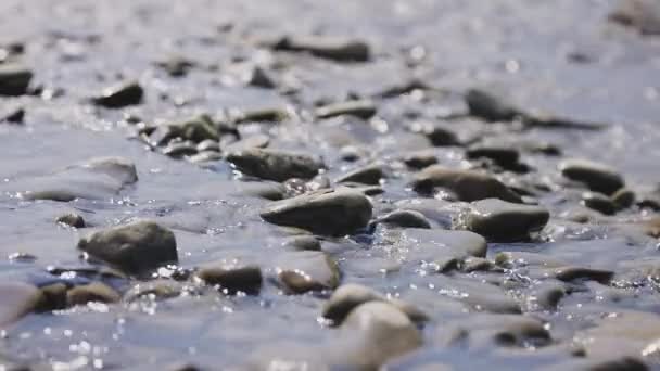 Wasser Fließt Über Die Steine Eines Gebirgsbaches Schöner Hintergrund — Stockvideo