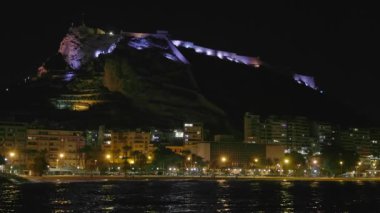 Geceleri Alicante, İspanya 'daki Santa Barbara Kalesi' nde. Şehrin denizden panoramik görüntüsü.