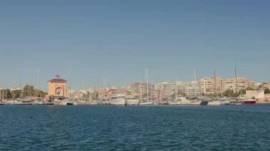 Güneşli bir günde Torrevieja limanından çıkarken, İspanya.