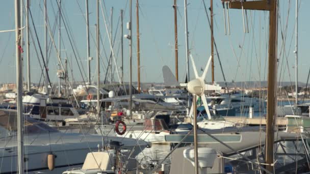 ヨットの風力発電機はスピンし ボートマリーナで電気を発生させる — ストック動画