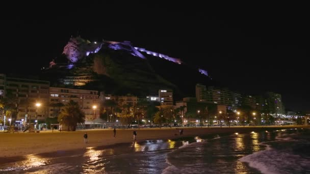 Alicante Stranden Från Havet Med Santa Barbara Slott Bakgrunden Natten — Stockvideo