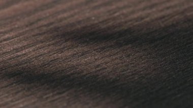 Plastik bir kavanozdan yeşil kapsüller dökülüyor. Yavaş çekim görüntüleri.