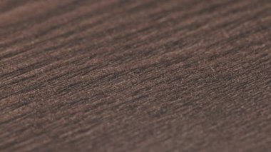 Yeşil kapsüller yavaş çekimde masaya düşüyor..