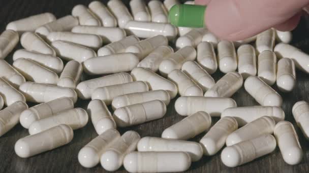 Une Main Place Une Pilule Verte Dans Des Pilules Blanches — Video