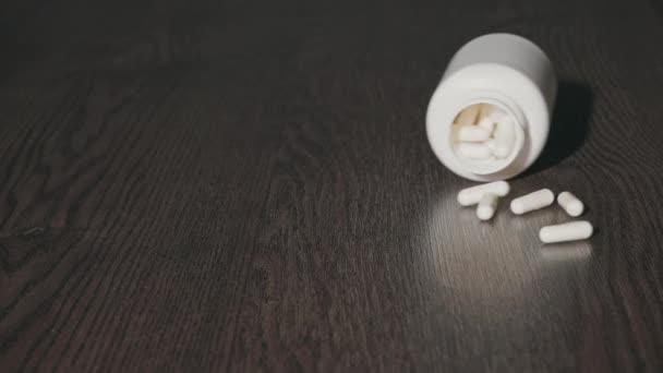 Een Plastic Pot Rollen Tabletten Vallen Uit — Stockvideo