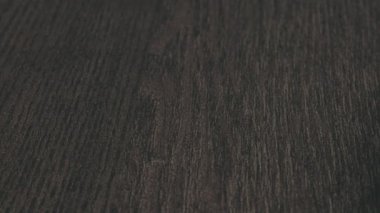 Kavanozdan masaya beyaz tabletler dökülüyor..