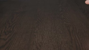 Bir el masaya tıbbi kapsüller döker..