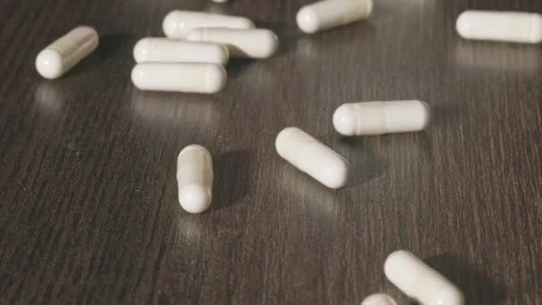 Fehér Gyógyszer Kapszulák Hullanak Üvegből — Stock videók