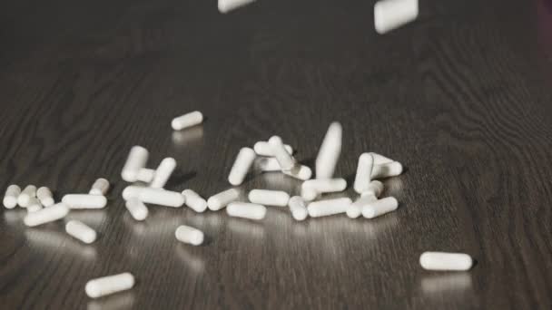 Una Multitud Comprimidos Blancos Caen Sobre Mesa Cámara Lenta — Vídeo de stock