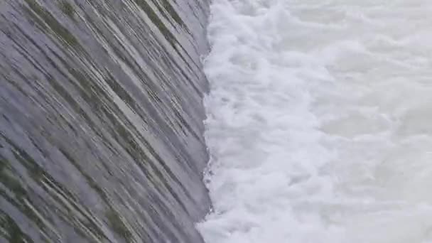 Τεχνητή Weir Ένα Ποτάμι Βουνό — Αρχείο Βίντεο