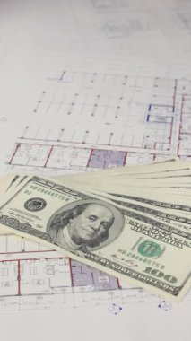 Bir ev satın almak kolaydır. Bir el, bir model evi dikey olarak dolar banknotlarına yerleştirir..