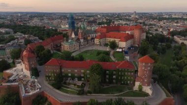 Polonya, Krakow 'dan gün batımında Wawel. Eğimle sersemletici hava atışı.