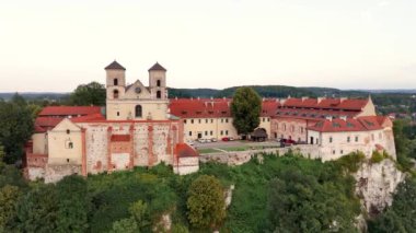 Nehir kıyısındaki Tyniec 'teki Benedictine Manastırı. Hava görüntüsü.