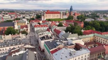 Eski kamaranın üzerinden Wawel 'a yaklaşıyoruz. Gün batımından önce havadan çekim.