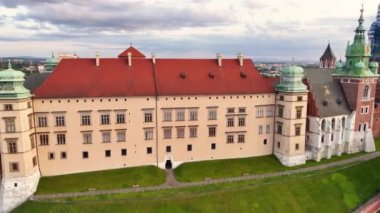 Polonya, Krakow 'daki Royal Wawel üzerinde uçuyor. Gün batımında havadan çekim.
