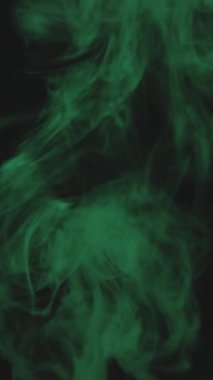 Dikey sosyal ağlar için siyah arkaplanda yeşil buhar veya duman.