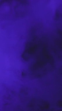 Dikey sosyal ağlar için siyah arkaplanda mavi buhar veya duman.