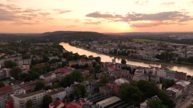 Gün batımında güzel Krakow. Eski mimarinin ve Vistula Nehri 'nin manzarası. Hava görüntüsü.