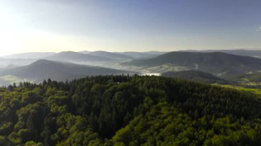 Polonya 'daki dağlarda bir gözlemevinin üzerinden uçuyor. Hava görüntüsü.