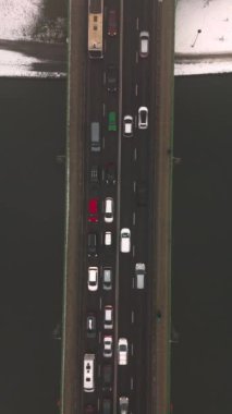 İnsansız hava aracı arabalarla dolu bir köprüye iniyor. Krakow 'da dikey olarak hava görüntüsü.