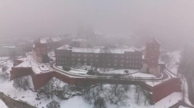 Krakow 'da kış sisli Kraliyet Kalesi. Hava görüntüsü.