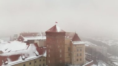 Wawel 'in karla kaplı kulesinin etrafından dolaş. Hava görüntüsü.