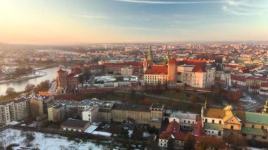 Kışın gün batımında kuş bakışı bir manzaradan Wawel. Krakow 'da hava görüntüsü.
