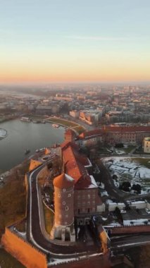 Günbatımında Wawel dikey, karda havadan çekim.