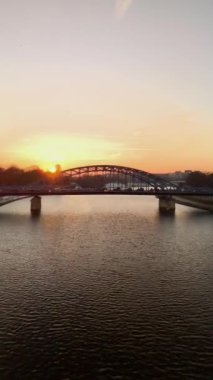 Köprüden günbatımına doğru yükseliyor. Hava görüntüsü.