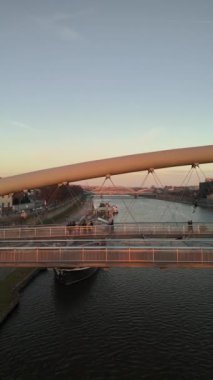 Krakow 'daki Peder Bernateks Köprüsü boyunca, havadan çekim.